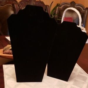 A total of 2 necklace displays